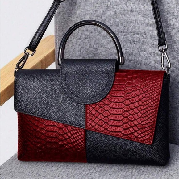 Elegant Black and Red Handbag - Picture 4 of 6
